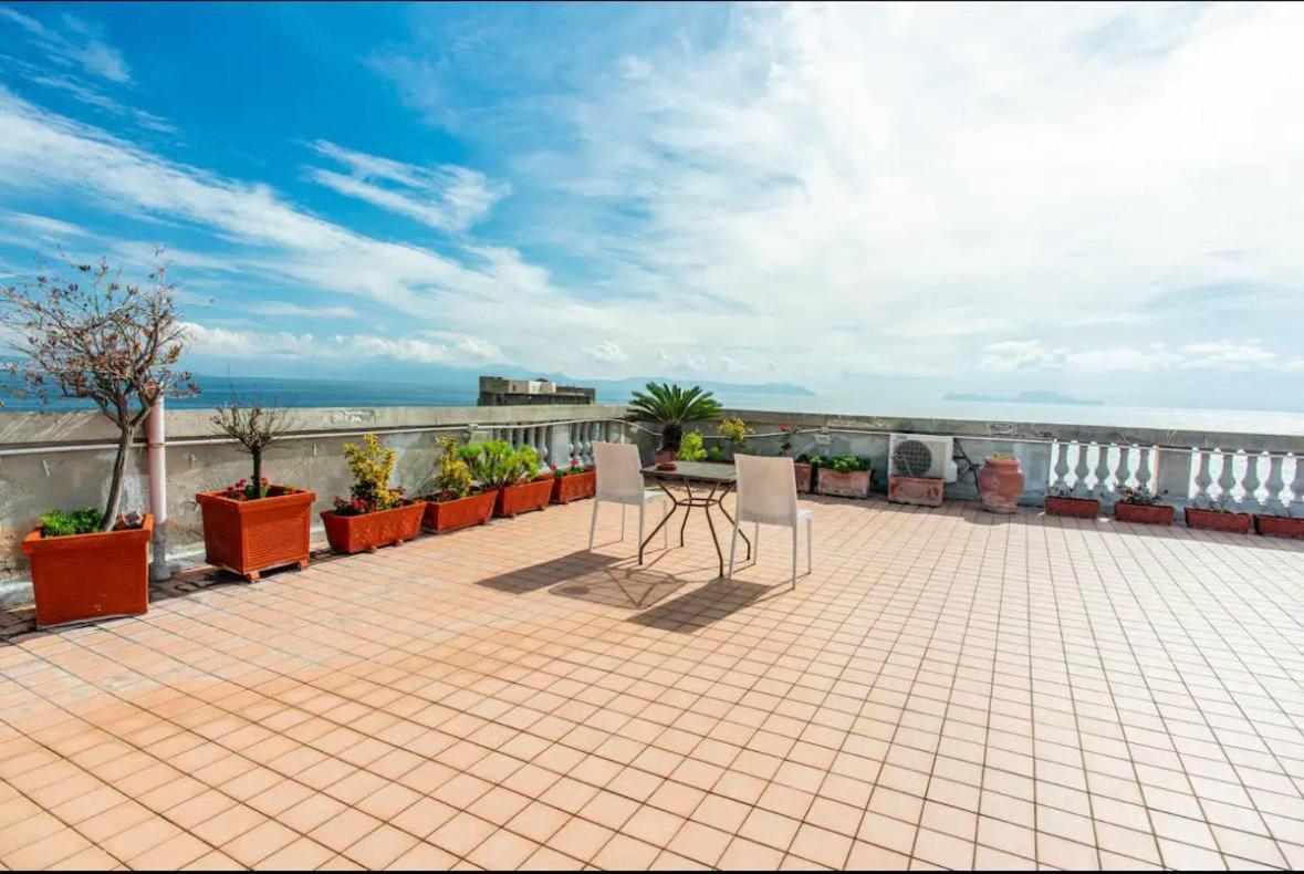 Rooftop In Front Of The Castle Naples Exterior photo